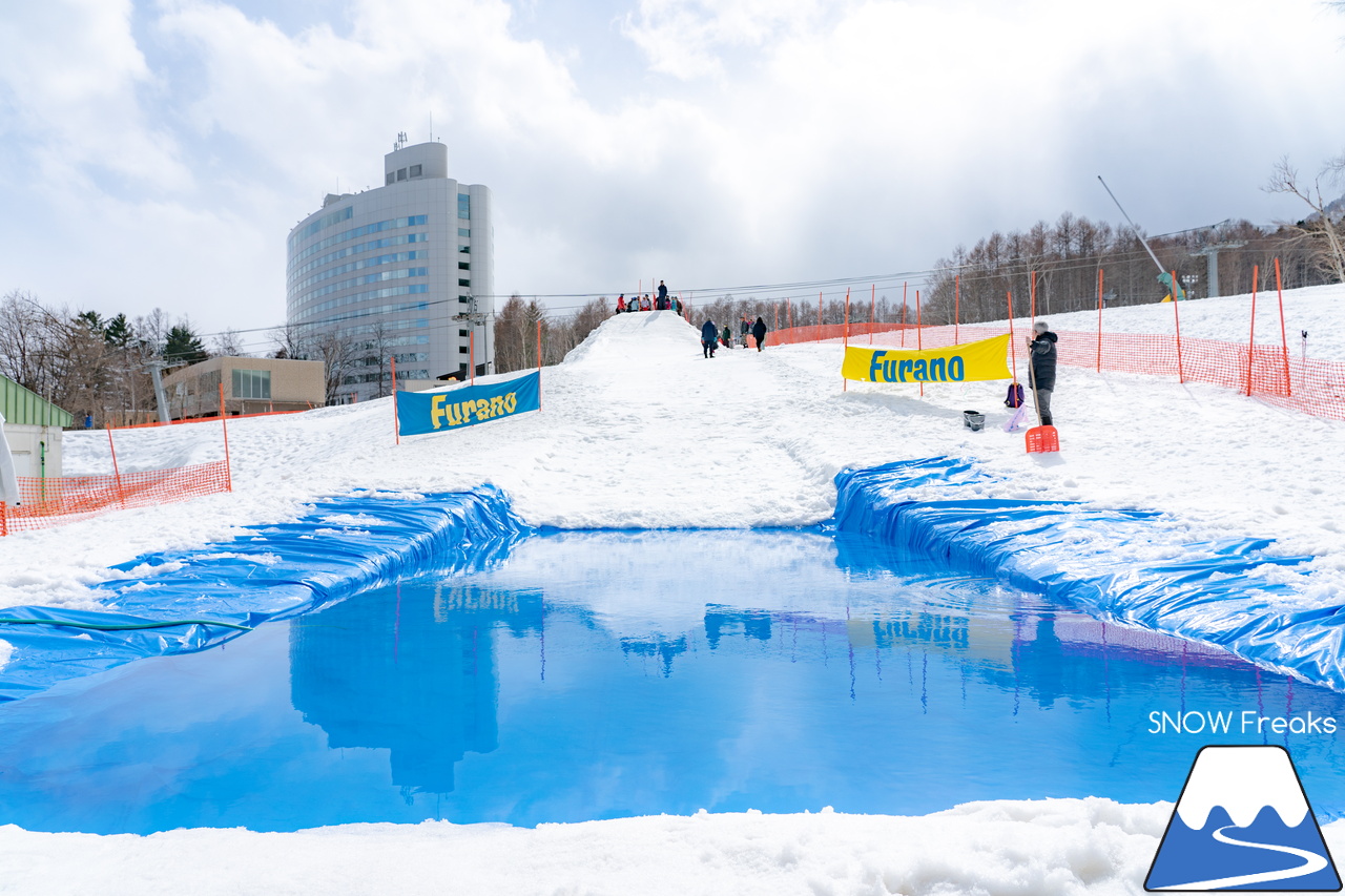 富良野スキー場｜季節は、まだ冬？それとも…？小雪が舞い、たくさんの雪が残る富良野スキー場で、春の恒例イベント『春スキー池渡り大会』開催(^^)/